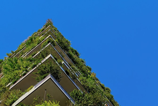 Zgrada sa zelenilom na terasama